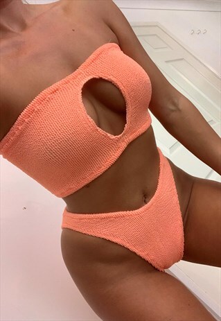 PEEKABOO BANDEAU BIKINI IN PEACH CRINKLE
