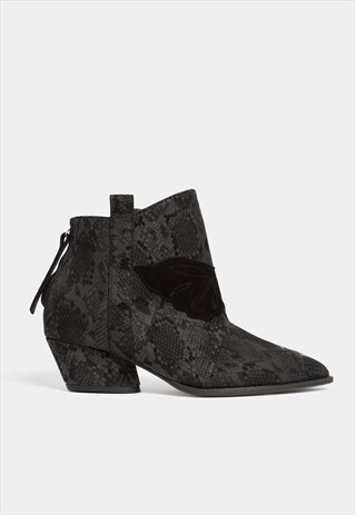 BLACK ANKLE BOOTS WITH WINGS - SNAKE PATTERN