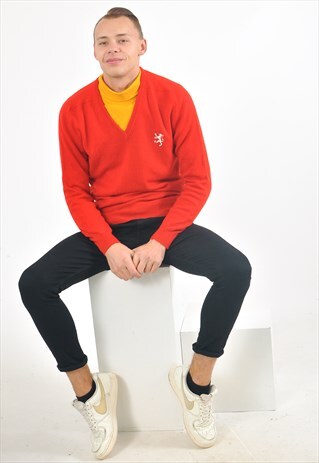 VINTAGE 90'S V NECK JUMPER IN RED