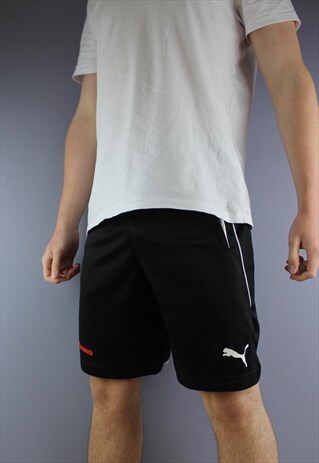 VINTAGE PUMA SHORTS IN BLACK WITH POCKETS AND PRINTED LOGO.