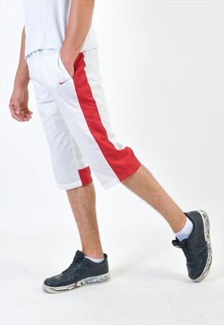 VINTAGE NIKE SHORTS IN WHITE