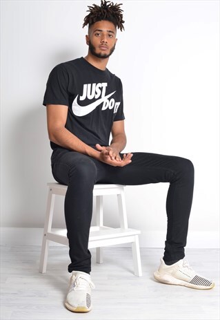 VINTAGE NIKE T-SHIRT IN BLACK