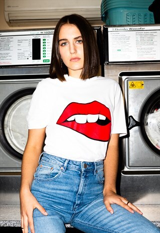 UNISEX T-SHIRT IN WHITE WITH LIPS SCREEN PRINT