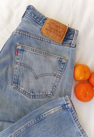 VINTAGE STRAIGHT LEG PALE BLUE LEVI 501 JEANS