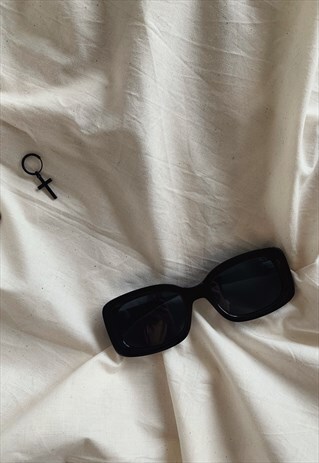 RECTANGULAR BLACK SUNGLASSES