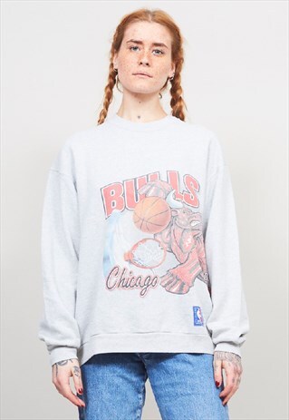VINTAGE 90'S OFFICIAL CHICAGO BULLS GREY SWEATER