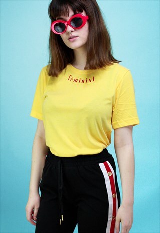 T-SHIRT IN GOLD WITH FEMINIST SLOGAN