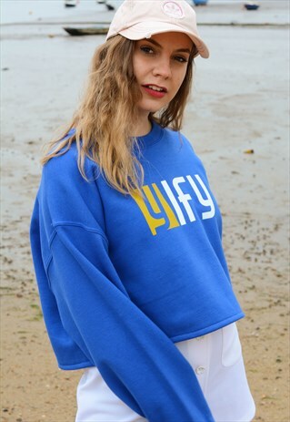 CROPPED SWEATSHIRT IN BLUE WITH GRAPHIC PRINT.