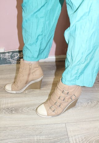 Y2K BUCKLE DETAIL TAN HIGH HEELED CONVERSE SNEAKER STYLE