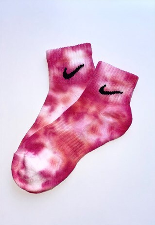 NIKE UNISEX QUARTER TIE DYE SOCKS MIXED BERRY