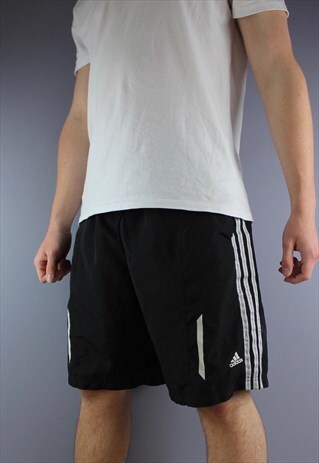 VINTAGE ADIDAS SHORTS IN BLACK WITH POCKETS AND PRINTED LOGO