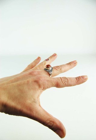 VINTAGE ETHNIC BOHO CORAL GLITTER OVAL STONE RING -M