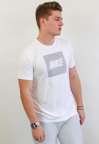 VINTAGE NIKE T-SHIRT