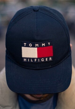 TOMMY HILFIGER BIG LOGO BASEBALL CAP IN NAVY