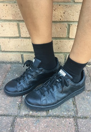 STAN SMITH BLACK TRAINERS