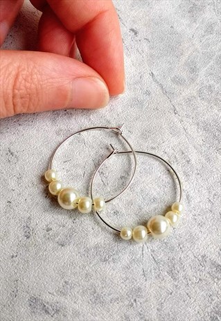 FAUX PEARL GRADUATED HOOP EARRINGS