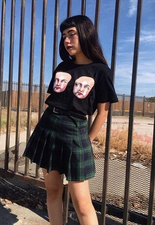 GRAPHIC TEE IN BLACK WITH CREEPY DOLL FACES PRINT