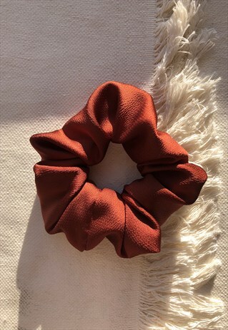 SCRUNCHIE IN RUST SATIN