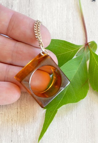 1960S GEOMETRIC AMBER PLASTIC PENDANT CHAIN NECKLACE