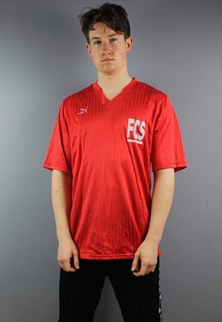 VINTAGE PUMA FOOTBALL SHIRT IN RED COLOURWAY AND SIZE LARGE.