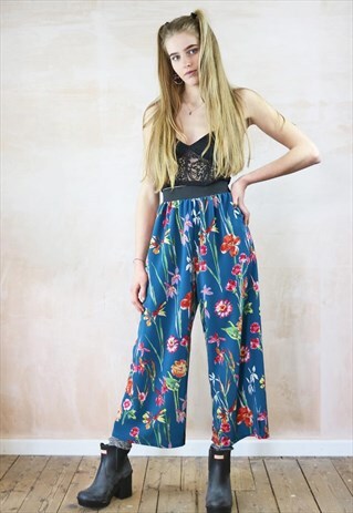 CROP TROUSERS IN A BLUE FLOWER PRINT
