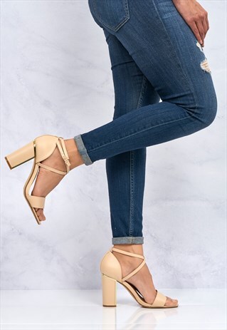 CROSSOVER ANKLE STRAP SANDAL IN NUDE