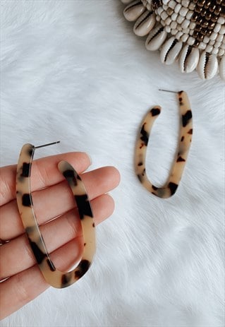 IRREGULAR TORTOISE SHELL RESIN HOOP EARRING