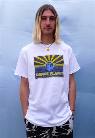 DANCE PLANET JAN GRAPHIC PRINT 90S RAVE T-SHIRT IN WHITE