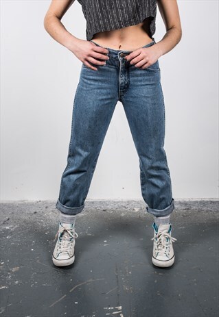 VINTAGE HIGH-WAISTED WRANGLER BLUE MOM JEANS
