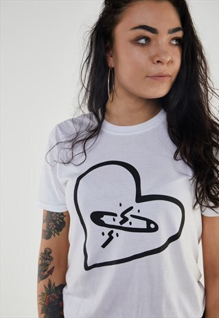 HEART SAFETY PIN GRAPHIC SHORT-SLEEVED T SHIRT IN WHITE