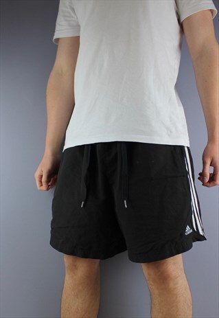 VINTAGE ADIDAS SHORTS IN BLACK WITH POCKETS AND EMBROIDERED