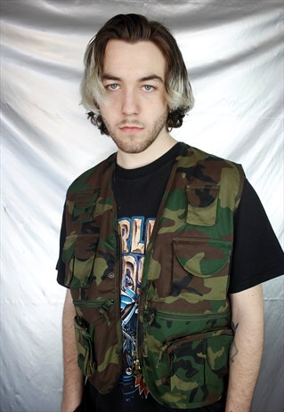 SLEEVELESS CAMO JACKET