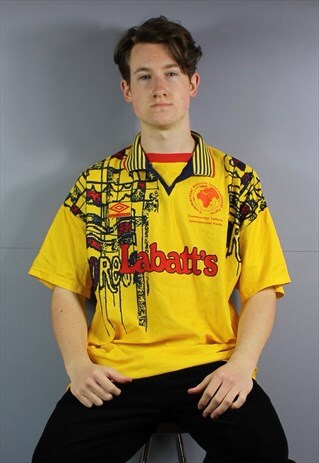 VINTAGE UMBRO NOTTINGHAM FOREST FOOTBALL SHIRT IN YELLOW WIT