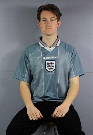 VINTAGE UMBRO ENGLAND FOOTBALL SHIRT IN GREY WITH EMBROIDERE