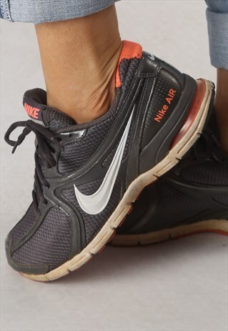 NIKE AIR TRAINERS UK 7. US 9 (73Q)