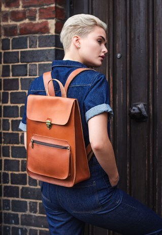 LEATHER BACKPACK WITH TOP FLAP IN TAN BROWN