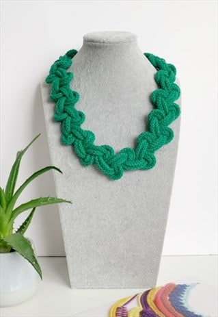 HANDMADE BY TINNI THE LILY BOHO KNOTTED NECKLACE EMERALD