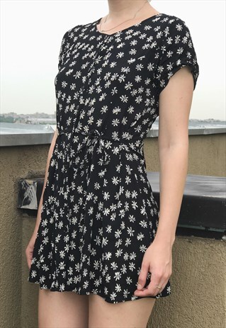 CUTE BLACK 90S DRESS