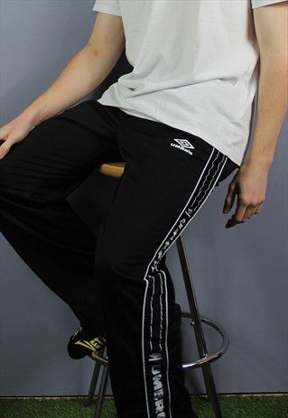 VINTAGE UMBRO SWEATPANTS JOGGERS IN BLACK WITH POCKETS, LOGO