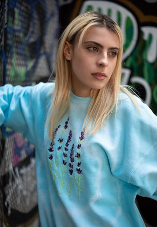 YOLOTUS TIE DYE EMBROIDERED GRAPHIC SWEATSHIRT IN TURQUOISE