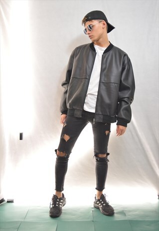 OVERSIZE BLACK LEATHER BOMBER JACKET.