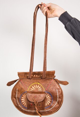 70'S VINTAGE BROWN TOOLED LEATHER HIPPIE SHOULDER BAG