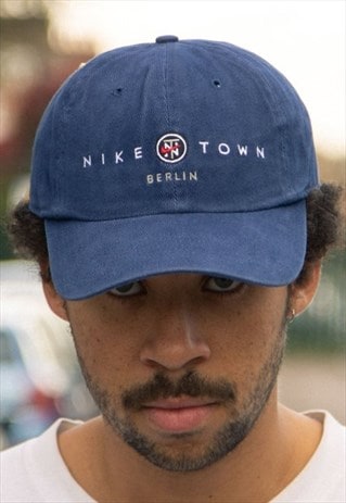 RARE NIKE TOWN BERLIN CAP IN NAVY, WITH GREEN UNDER PEAK