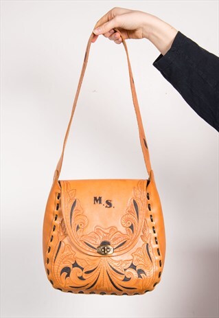 VINTAGE 70'S TAN LEATHER FLORAL TOOLED PATTERN SHOULDER BAG