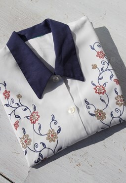 Vintage white/blue floral printed button down collared shirt