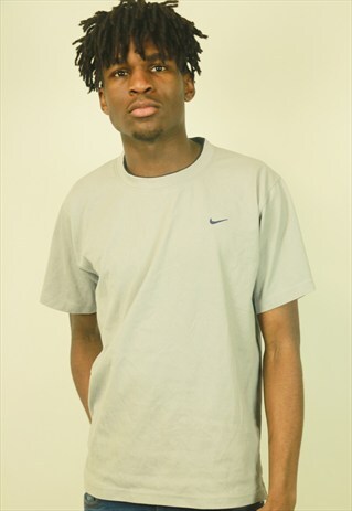 VINTAGE NIKE TSHIRT