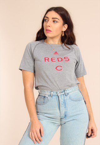 VINTAGE 90S ADIDAS T-SHIRT IN GREY REDS PRINT