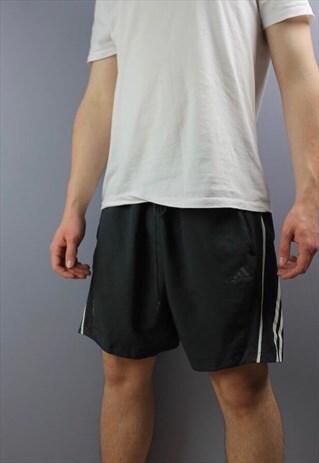 VINTAGE ADIDAS SHORTS IN BLACK WITH POCKETS, PRINTED LOGO AN