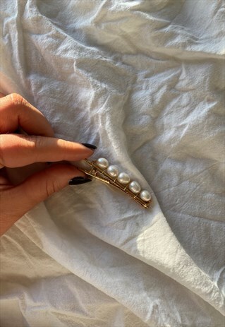 WHITE FAUX PEARL HAIR CLIP