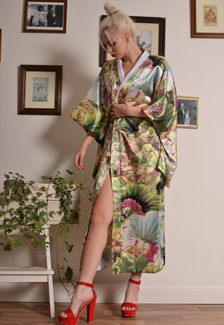 VINTAGE 90S JAPANESE KIMONO IN SHINY FLORAL